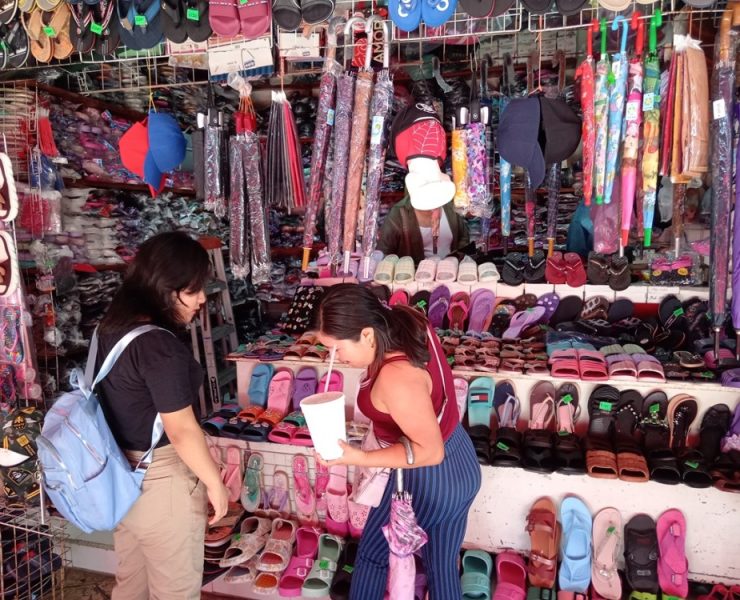 Locatarios del mercado AFA preparados para la venta del Día de la Madre