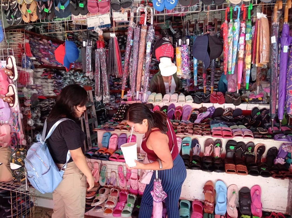 Locatarios del mercado AFA preparados para la venta del Día de la Madre