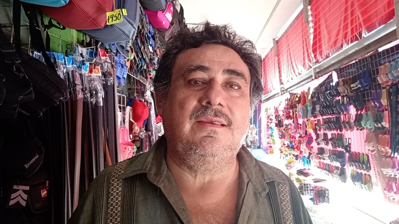 Locatarios del mercado AFA preparados para la venta del Día de la Madre