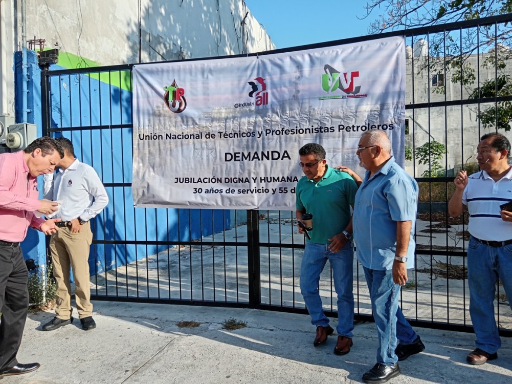 Jubilación digna pide la UNTyPP a PEMEX en manifestación