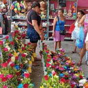 Floristas cifran esperanzas de ventas el día de mañana