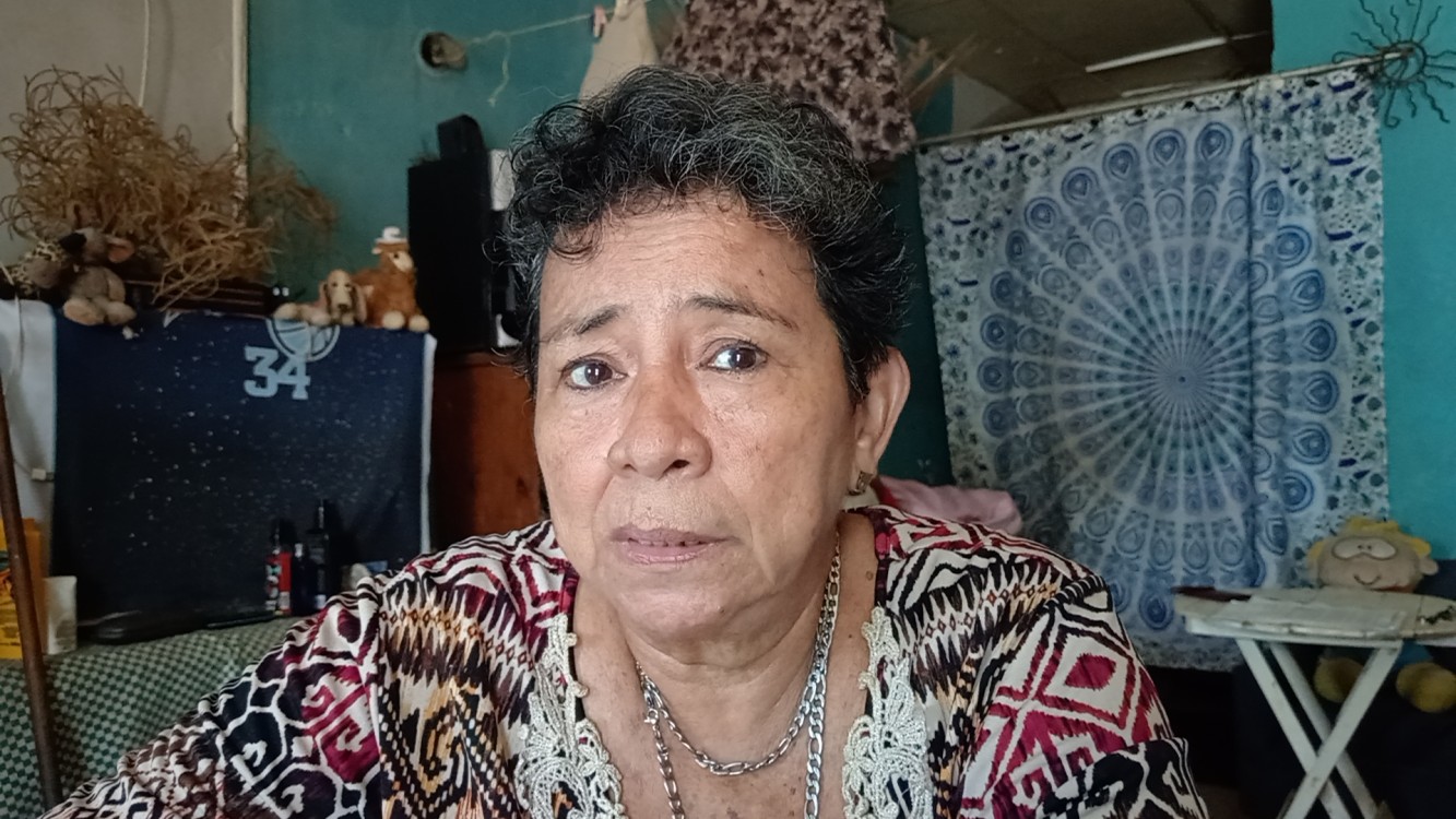 Mujer de la tercera edad clama justicia