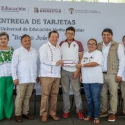 Inicia entrega de Becas Benito Juárez para prepas en Yucatán