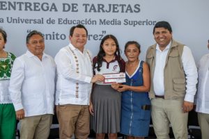 El Gobernador Joaquín Díaz Mena encabezó la entrega de las tarjetas de la beca universal de Educación Media Superior "Benito Juárez"