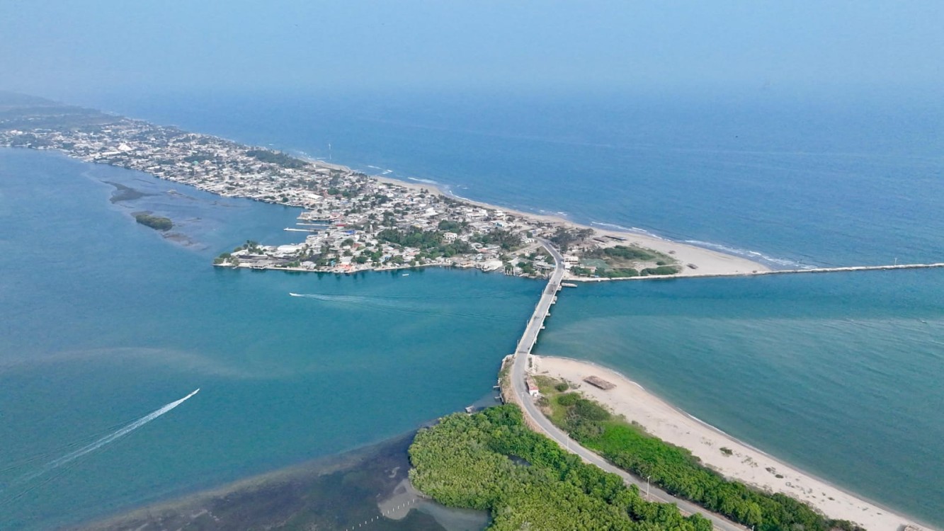 Javier May entrega tarjetas de Pescando Vida 