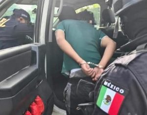 Elementos de seguridad durante el cateo antidrogas en Kanasín, donde se incautaron drogas y se detuvo a dos personas en el fraccionamiento San José.