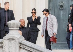 Kim Kardashian testificó en el juicio sobre el robo que sufrió en un hotel de lujo de París.