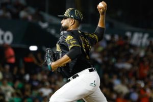 Con una verdadera joya de cinco entradas de César Valdez de 8 chocolates y un panorámico cuadrangular de Art Charles, Leones vence a Diablos en el juego tres.