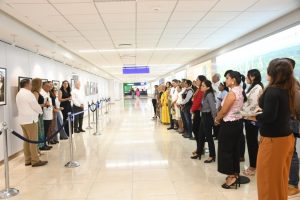 El arte y el deporte se unieron esta mañana en el Aeropuerto Internacional de Mérida “Manuel Crescencio Rejón”, con la inauguración de la exposición “Rompiendo Límites”