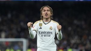 Luka Modric, visiblemente emocionado, abandona el terreno de juego del Bernabéu por última vez como jugador del Real Madrid.