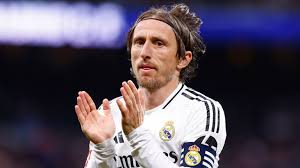 Luka Modric saluda entre lágrimas al Santiago Bernabéu tras su último partido con el Real Madrid.