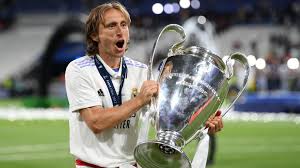 Luka Modric alzando la Champions número 15, en la historia del Real Madrid.