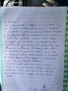 Libreta encontrada cerca de Plaza Dorada con nombres de menores presuntamente afectados por posible maltrato infantil en escuela, desata alarma entre padres.
