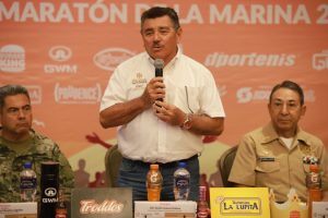 Autoridades y organizadores durante la presentación oficial donde dieron a conocer detalles del Maratón de la Marina, que se correrá el próximo 8 de junio de Mérida a Progreso.