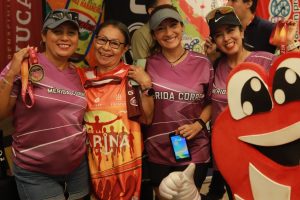 Presentan la medalla y la camiseta oficial del Maratón de la Marina 2025, con elementos emblemáticos del Puerto de Progreso y un diseño lleno de color.