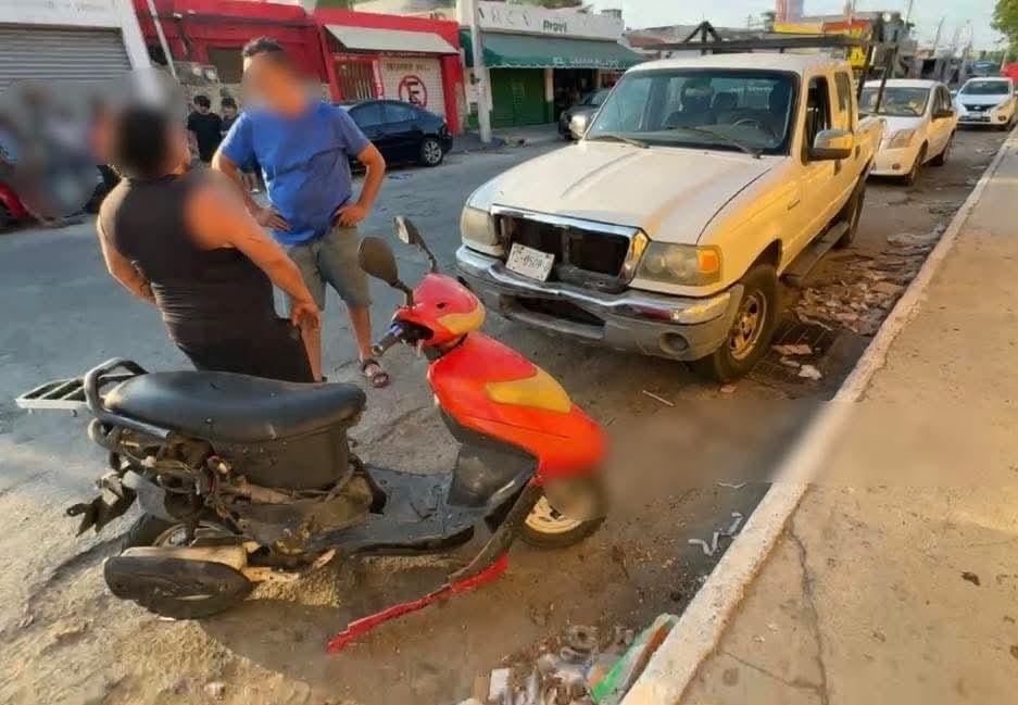 Menor de edad pierde su pierna tras accidente en moto: vecinos culpan falta de señalamientos