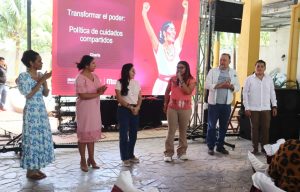 Participantes del taller “Transformar el Poder: Política de Cuidados Compartidos” en Tekax, donde Morena Yucatán impulsa el liderazgo político de las mujeres desde una perspectiva feminista y comunitaria.
