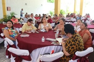 Integrantes del Comité Ejecutivo Estatal de Morena Yucatán junto a ponentes del taller, reafirmando su compromiso con la formación política y el empoderamiento femenino en el estado.
