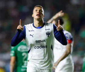 El mediocampista colombiano del Monterrey, Nelson Deossa, metió su tercer gol consecutivo, fuera del área.
