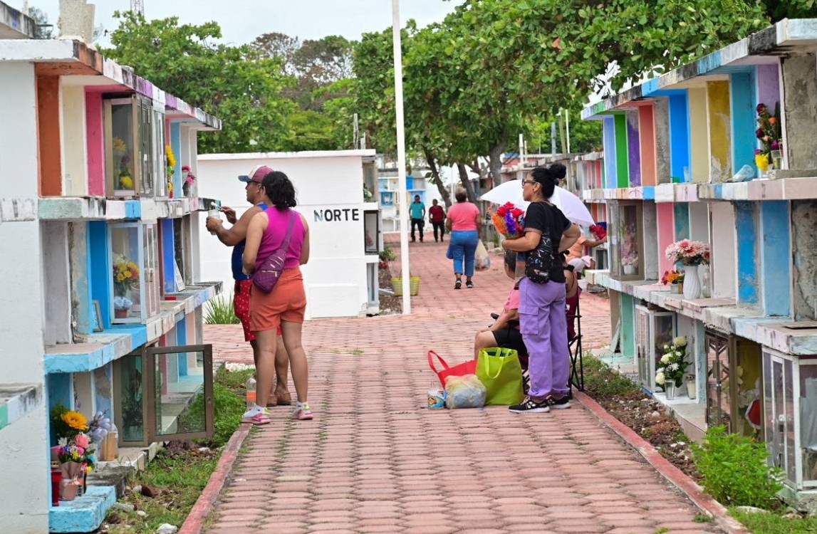 Cientos de personas visitaron los panteones de la Isla el día de ayer