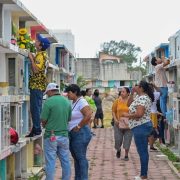 Cientos de personas visitaron los panteones de la Isla el día de ayer