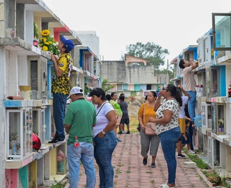 Cientos de personas visitaron los panteones de la Isla el día de ayer
