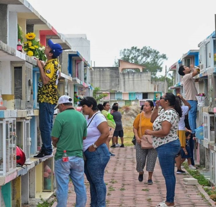 Cientos de personas visitaron los panteones de la Isla el día de ayer