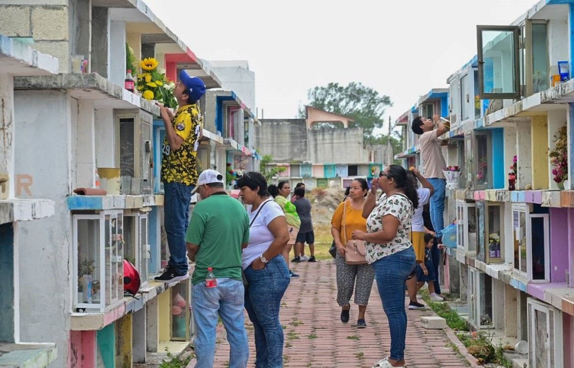 Cientos de personas visitaron los panteones de la Isla el día de ayer