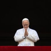 León XIV inicia su papado con un llamado urgente a la diplomacia global: “Nunca más la guerra”