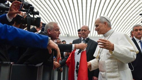 Papa León XIV llama a periodistas a ejercer un periodismo ético y comprometido con la dignidad humana