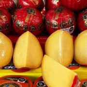 Porque es caro el Queso de bola: tradición, sabor... ¿y precio elevado?