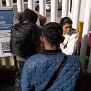 Primer migrante se autodeporta con programa de EU