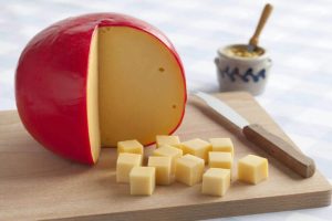 El queso de bola es ingrediente indispensable en la gastronomía de la región