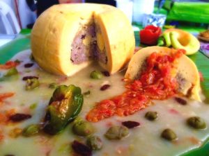 Queso de bola un ingrediente tradicional utilizado en la gastronomía local.