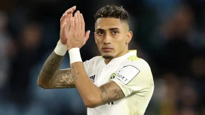 El extremo derecho del Barcelona Raphinha, metió uno de los tres goles, con los que el Barcelona intentó competir en el partido, pero no les alcanzó.
