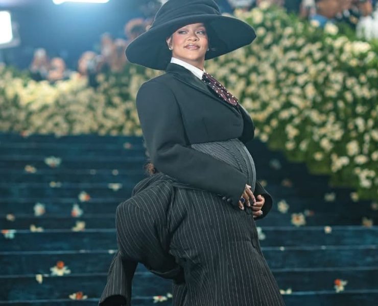 Rihanna aparece embarazada en la Met Gala espera a su tercer hijo