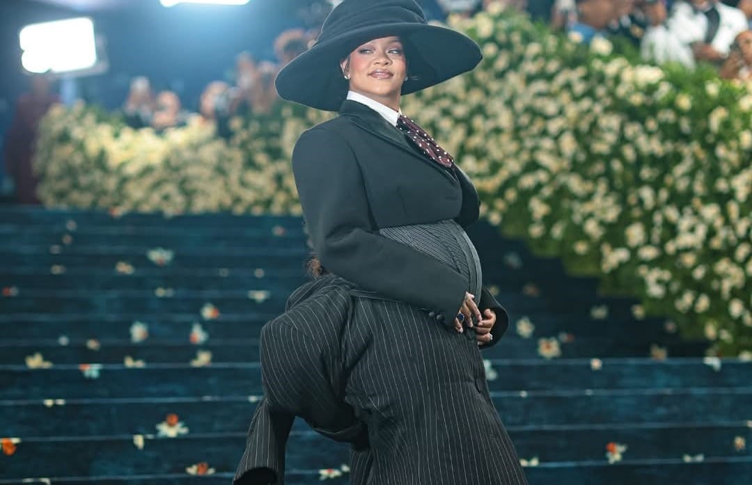 Rihanna aparece embarazada en la Met Gala espera a su tercer hijo