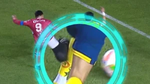 En la segunda parte, Alexis Vega llegaba tarde sobre Kevin Álvarez, cuya falta tenia elementos para una tarjeta roja, pero el VAR tampoco revisaba la jugada.