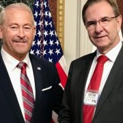 Ron Johnson toma posesión como nuevo embajador