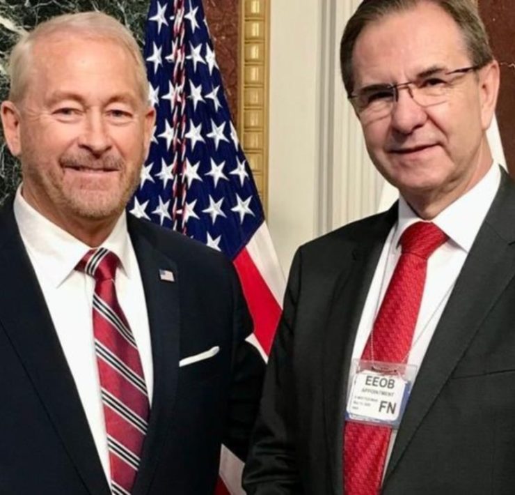 Ron Johnson toma posesión como nuevo embajador