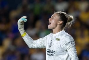 La arquera española del América, se equivocó en la salida, y propició el penal, para el segundo gol del Pachuca femenil.