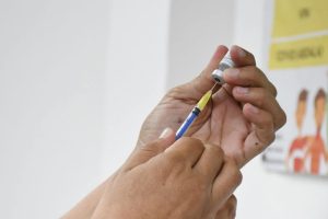 Personal de salud aplicando vacunas durante la Semana Nacional de Vacunación en Yucatán, logrando cobertura del 100%.