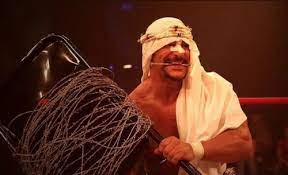Sabú, leyenda de la lucha libre extrema, durante uno de sus combates más recordados. Su estilo arriesgado lo convirtió en un ícono mundial.