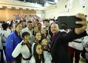 Autoridades estatales y atletas celebran con entusiasmo la Inauguración del Regional de Tae Kwon Do, marcando el inicio de un evento clave rumbo a la Olimpiada Nacional Conade 2025.