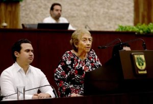 Con más de 60 años de servicio, su trayectoria incluye labores como docente, directora, jefa de sector y promotora de la alfabetización adulta.