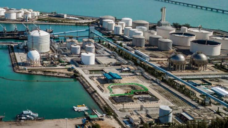 Derrame en ducto de Pemex impacta costas de Tabasco; activan limpieza y diálogo con pescadores