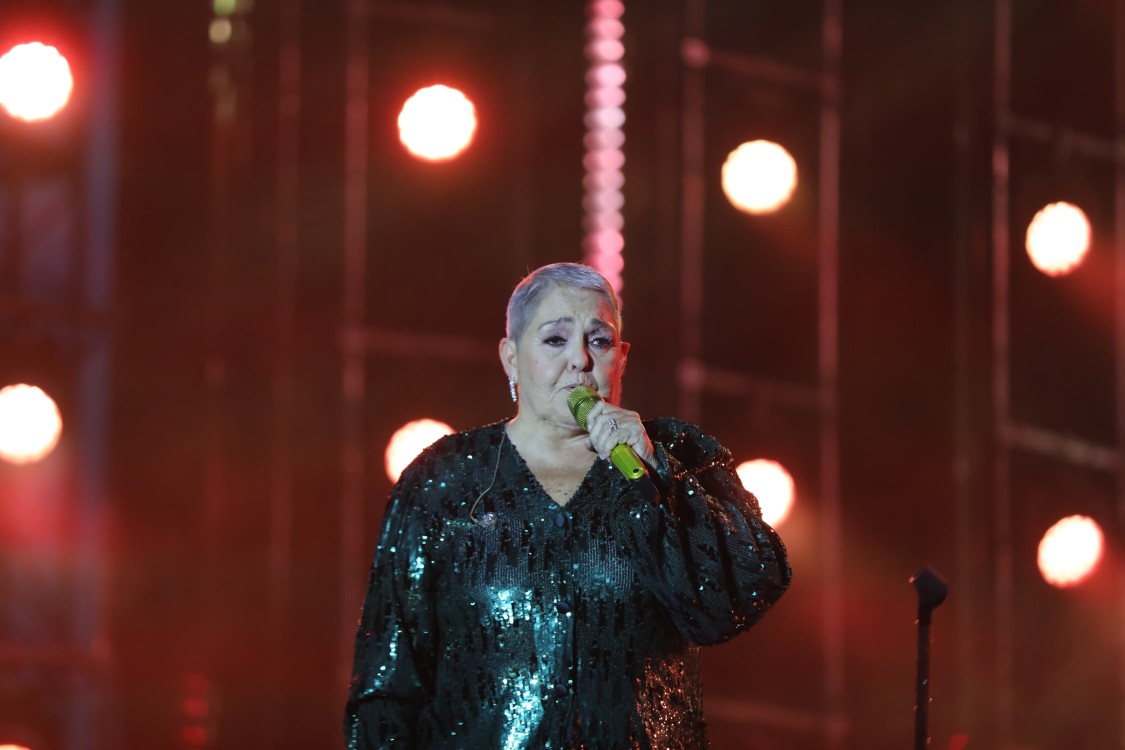 Lupita D’Alessio emociona a generaciones en el Zócalo: un homenaje a la fuerza femenina en la música