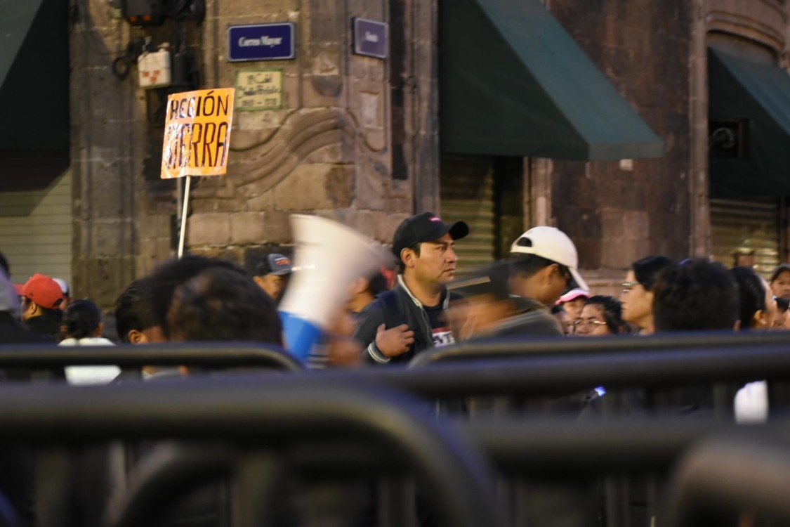 CNTE desafía al nuevo gobierno: bloquea Palacio Nacional y pone a prueba la apertura al diálogo de Sheinbaum