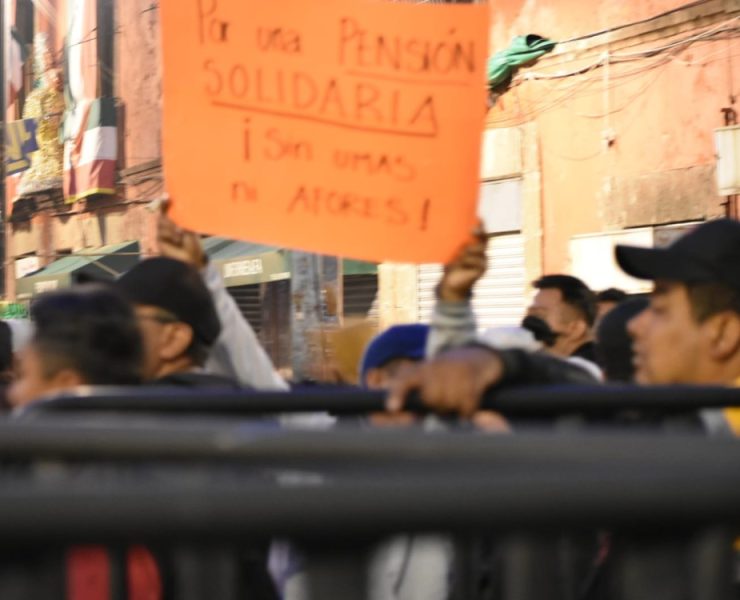 CNTE desafía al nuevo gobierno: bloquea Palacio Nacional y pone a prueba la apertura al diálogo de Sheinbaum