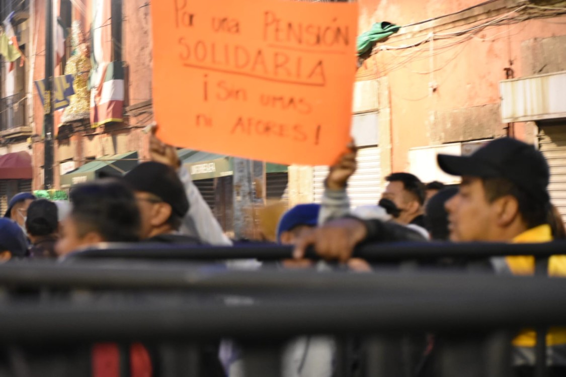 CNTE desafía al nuevo gobierno: bloquea Palacio Nacional y pone a prueba la apertura al diálogo de Sheinbaum